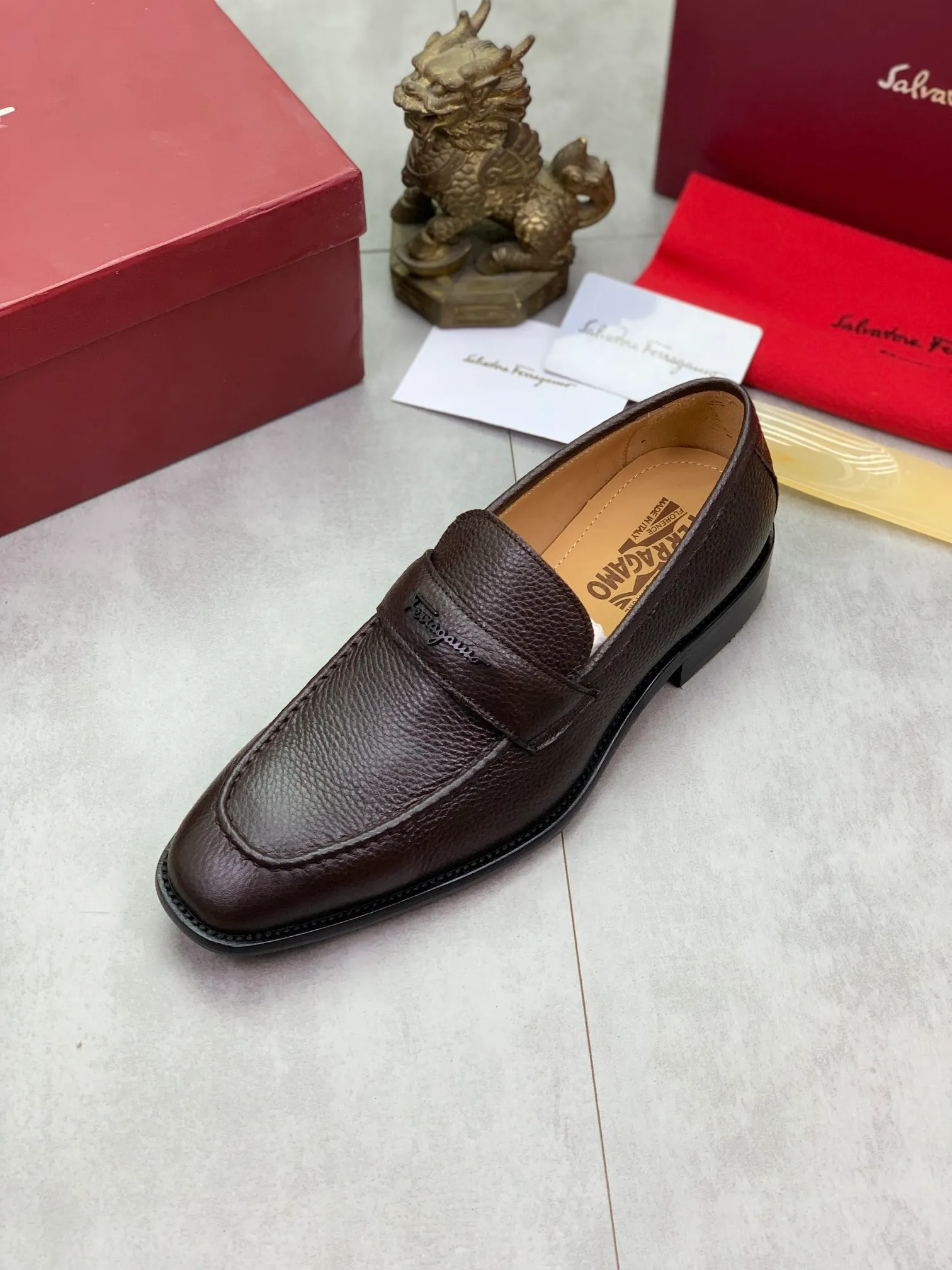 Men's men's shoes💰P460💰[New model]🆘 Water-dyed cow lining [Ferragamo] Ferragamo's latest men's over-the-foot business leather shoes🇨🇳Official website original 1:1 molding💯The first layer is made of Italian imported calfskin➕Luxurious genuine cowhide lining, soft and comfortable🌴High-end atmosphere, the first choice for high-grade men🍍38-45 Black Brown🉑️Select
